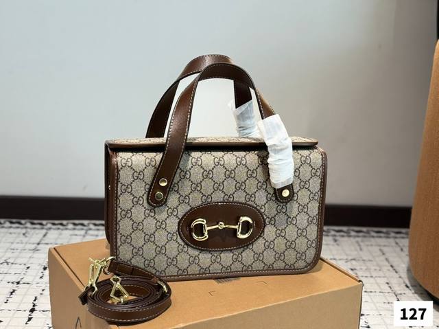 礼盒包装 酷奇Gucci 1955盒子包 超吸睛复古小箱子 1955马衔扣家族新成员 硬挺的包形配上长度怡好的手柄 重点是容量也做得刚好 满足日常，又不会太大