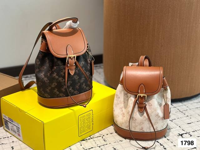 配礼盒. 蔻驰 新品双肩包 简约风光面牛皮材质，肩带轻便好背 质感光滑柔软、包包整身大小非常适合女生 水杯、遮阳伞、Ipad..都可以放得下 最贴心之处就是侧面