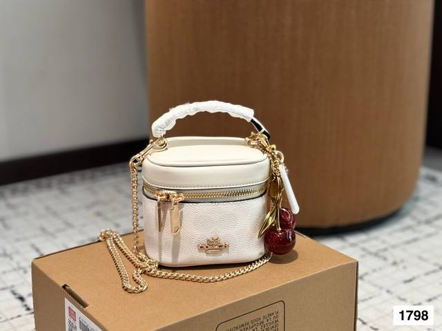 配礼盒 Coach 蔻驰 迷你 手提盒子包.手感超级好 超级大牌 凹造型必备 以华丽高贵的外形成为当下最炙手可热之作 人手必备，精匠之作。尺寸：12*9*10C