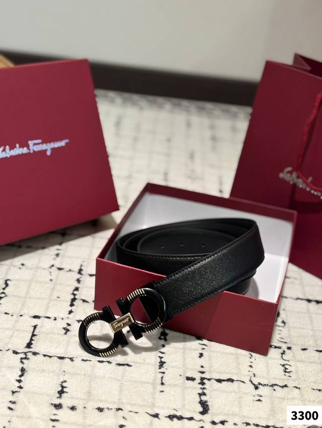 送男友必备品 菲拉格慕 实在太高级啦 高版本！腰带 牛皮皮带～热门款 男女通用皮带里面最火的版本啦～质量很好 全套包装！五金绝对不褪色 皮带头和专柜一样的哦～