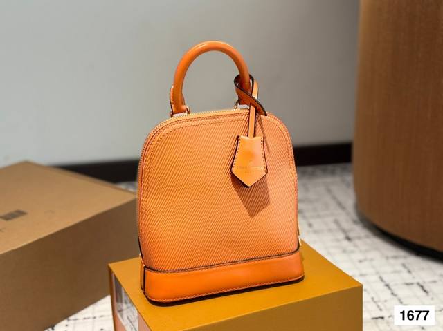 配盒子 Lv 双肩包 我宣布！这个I双肩直接封神！男女通杀的款简直不要太帅！ 无论搭配什么都很好看 尺寸20.19