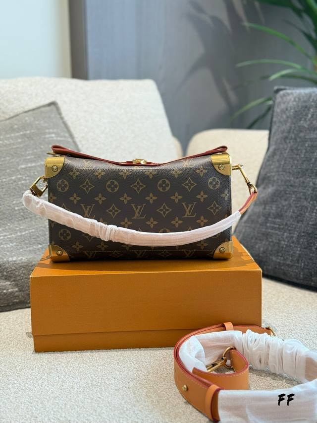 25新款 V Soul Trunk黑武士软盒子会火心吗Lv新款男包来袭，估计又是一个爆款 这款给人感觉有点像Side Trunk谷爱凌同款的盒子包，但. 实际比