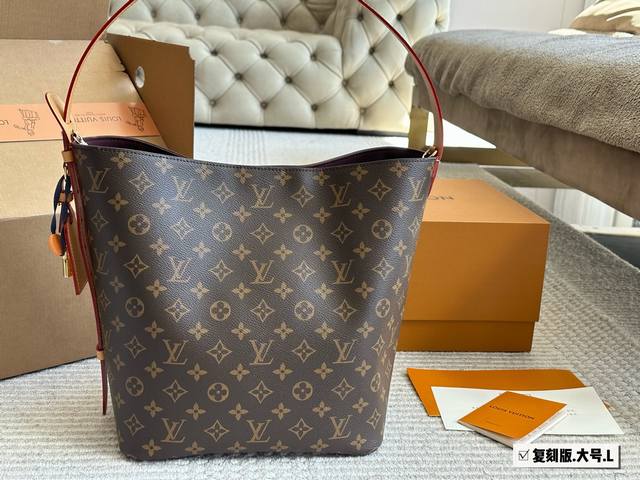 大号Max 配盒新款 Size：30*26Cm L家 新品大号Max水桶包 福袋 除了菜篮子经典的手提方法之外 还多给了一条肩带 可以腋下和斜挎哦！ 还配内胆哦