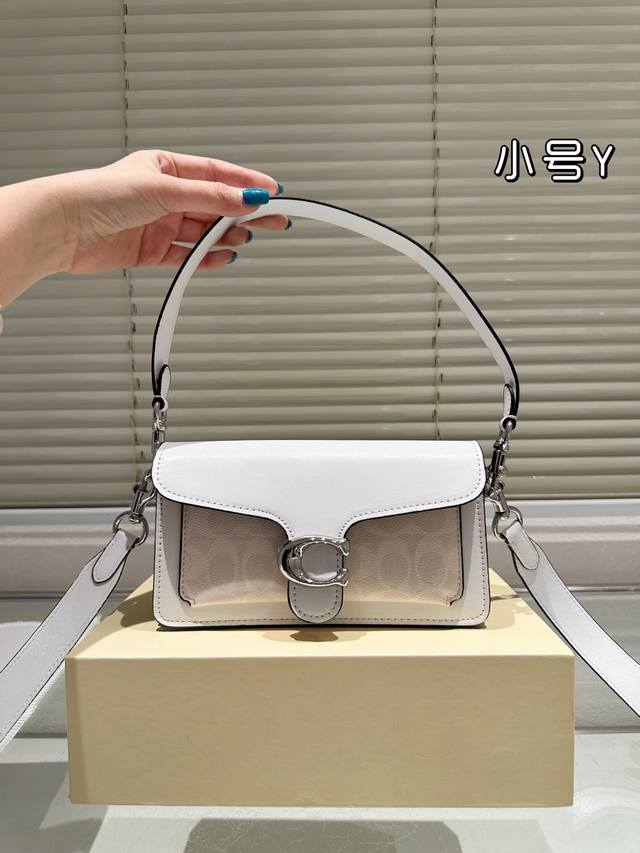 牛皮版本 Coach 酒神新 款Tabby 火了很多年的Tabby酒神出小号啦 手提和斜挎，依然可以两用 超喜欢Mini的小包包 对小包没有抵抗力店 鹅暖石牛皮