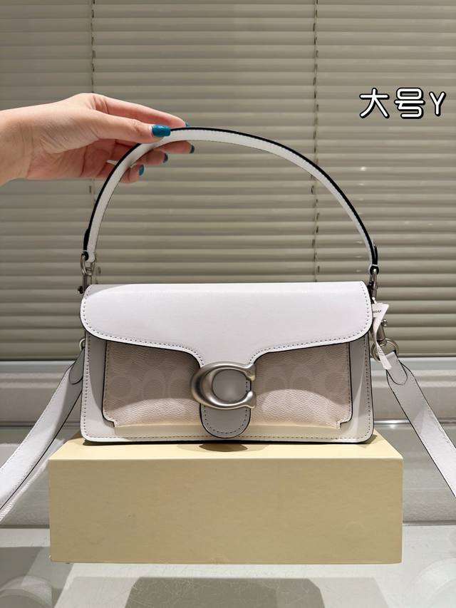 牛皮版本 Coach 酒神新 款Tabby 火了很多年的Tabby酒神出小号啦 手提和斜挎，依然可以两用 超喜欢Mini的小包包 对小包没有抵抗力店 鹅暖石牛皮
