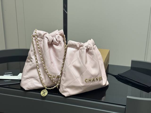 飞机盒 升级版 Size：39*42Cm 35*37Cm 太好搭配了呜呜呜 Chanel 22Bag更酷哦！ 升级后皮子摸着更舒服 更雾面哑光一点 软软糯糯的质