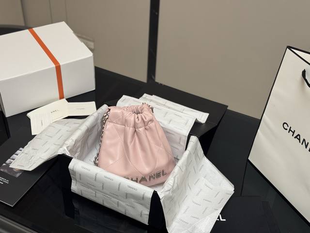 配折叠盒飞机盒 Size：20*20Cm 香奈儿 迷你22Bag 缩小版22Bag显得格外的俏皮可爱， 依旧是小牛皮材质， 柔软而轻盈！ 搜索 垃圾袋 Mini