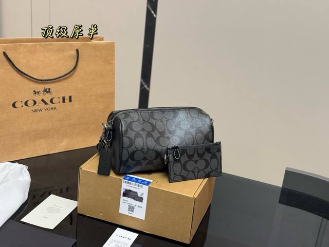 配飞机盒 Coach Axel老花圆筒包二合一单肩包男女通用斜 蔻驰Axel老花圆筒包二合一单肩包男女通用斜挎包经典搭配工艺材质休闲百搭斜挎包采用精湛镶嵌细工，