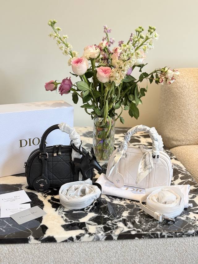 纯皮 顶级原单 又一只小可爱超Mini D-Vibe V “这款D-Vibeeast-West手袋是25春夏成衣系列新品，廓形简约现代。日 采用蓝色Obliqu