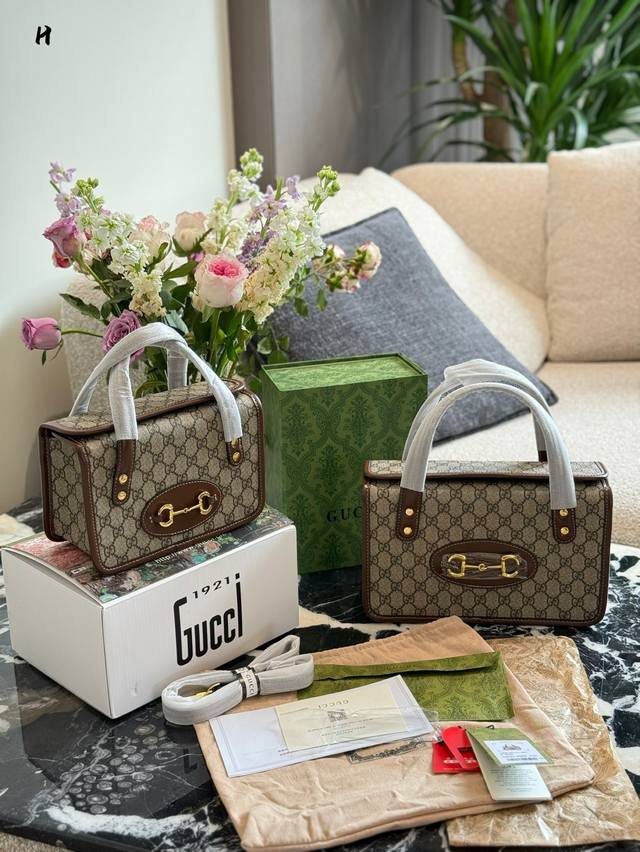 Gucci1955复古盒子包~复古的时代回来了 Gucci 1955系列把Gucci的复古风诠释得淋漓尽致~搭配所有衣服都很时髦，在这个逐渐流行复古的年代，拿着