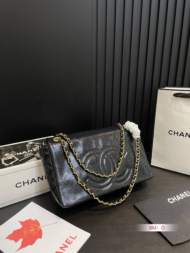 牛皮 香奈儿Chanel 24K Cf中古口盖包 皮穿链条搭配上金币装饰，复古感拉满 当季新款，全新，全新！链条包包刚刚抱出专柜，非常难买的款式，可单肩可斜挎，