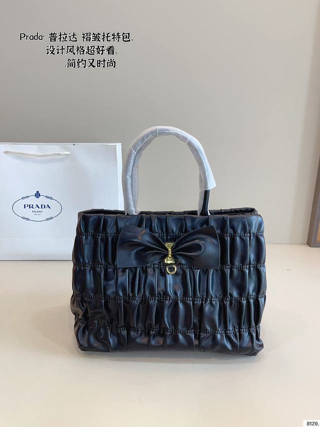 普拉达Prada 褶皱托特包. 多种背法太可了 手提 斜挎腰包 真的是想怎么搭配就怎么搭配 这绝对是日常出街实用频率最高的一款包 敲级无敌的好搭任何单品尺寸：2