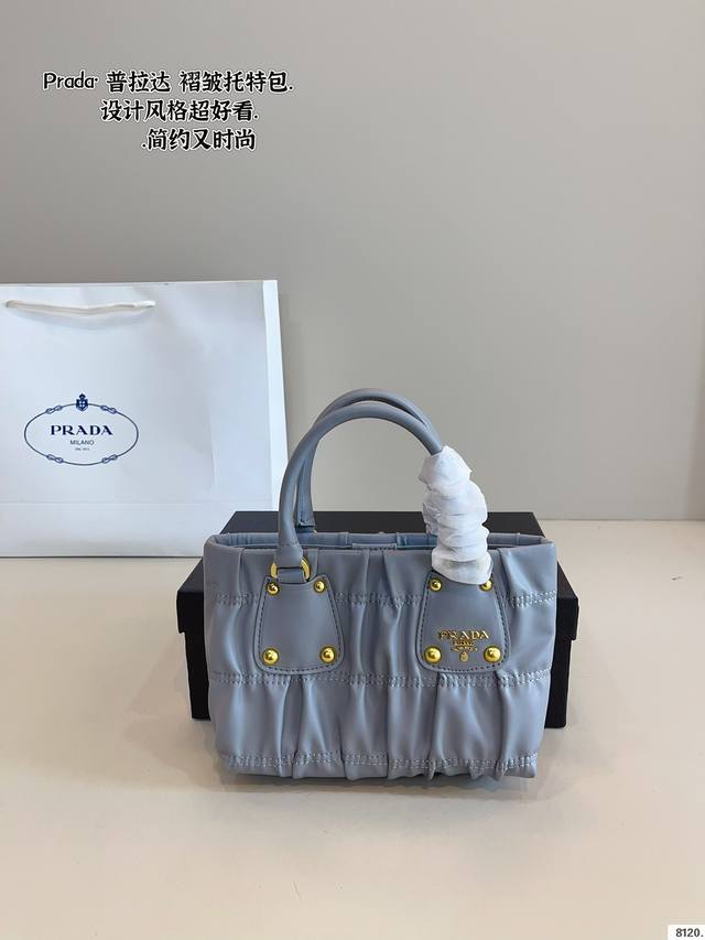 配礼盒. 普拉达Prada 褶皱托特包. 多种背法太可了 手提 斜挎腰包 真的是想怎么搭配就怎么搭配 这绝对是日常出街实用频率最高的一款包 敲级无敌的好搭任何单