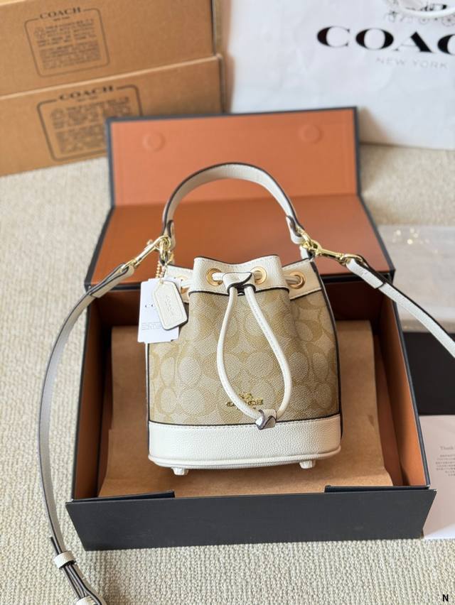 Coach Dempsey 14 迷你Mini水桶包 抽绳设计开合 可手提可斜挎 一长一短两条肩带 可拆卸 尺寸 14*16.5*9Cm 这个包包也太适合夏天啦