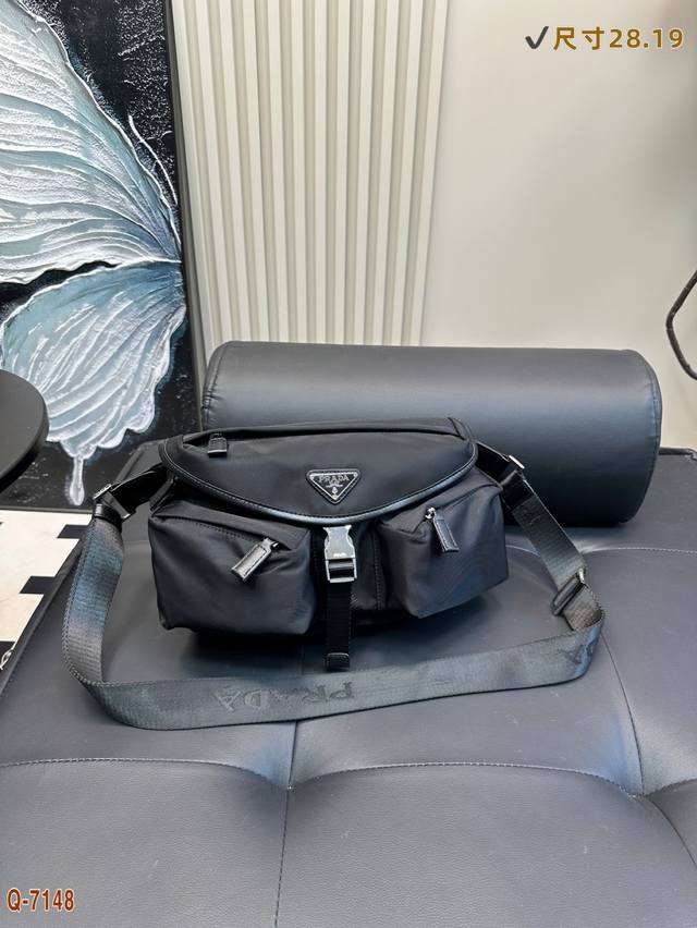 配礼盒尺寸 27.16 普拉达24Ss机能风秀款单肩包 这款皮革单肩包采用几何线条和建筑感廓形设计，实用又精致。饰有皮革细节，搭配容量充裕的斜插工装口袋，翻盖衣