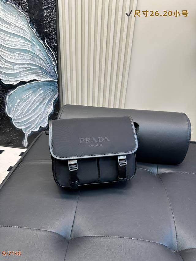 普拉达Prada邮差包请永远相信Prada包！ 有一点美式复古感慵懒又随性夏天随便搭配都很好看！ 尺寸：大号30 27小号26 20