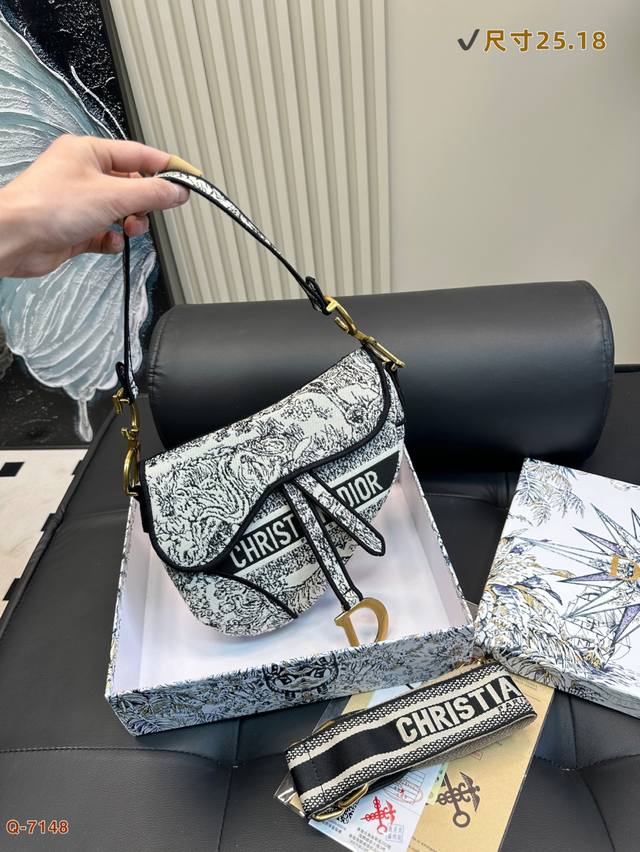 配礼盒 迪奥Dior 新款马鞍包真的太好看了！ 自重很轻！超级好看！ 罗马款肩带. 搜索Qdior 迪奥 尺寸：25.18