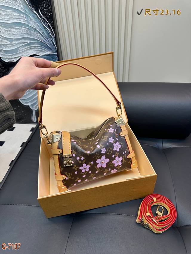 配折叠盒 Lv24Fw 春夏系列~樱花软箱子包 浓郁高级老钱味好喜欢这种浓郁的复古与高级感啦~每个设计都流露出精致独特~夏季还没到就要挑秋季啦~ 尺寸23.16