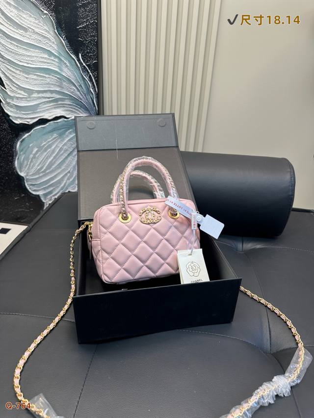 配折叠盒 Chanel 香奈儿25C 新款 手提保龄球包带手柄的保龄球包~设计中带点随性与个性 Blingbling 的黑金编织手柄超高级！千金感满满 显贵气！