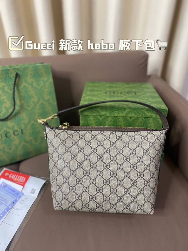 礼盒 Gucci 新款 Hobo 腋下包 今天的气场是Hobo给的！！！ 这个包真的非常融入日常，随性又时髦 包身容量很大但又轻便小巧能很好的满足日常出门 一见