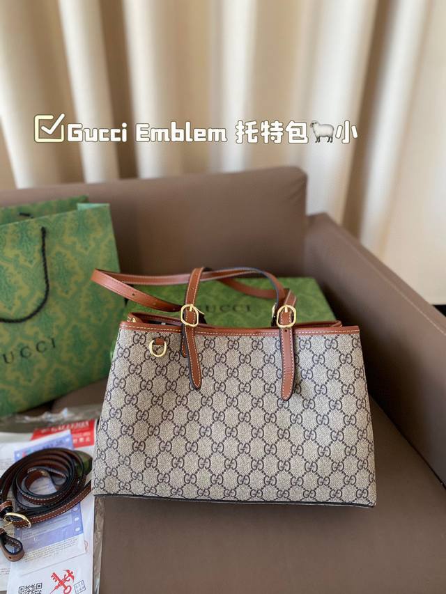 小号 Gucci Emblem 系列 Tote 新品首发收纳党大爱大包有隔层新款的Emblem首发,这是一款比较大的托特,肩带两侧是可以调节的,内衬是经典的Gu 小号 Gucci Emblem 系列 Tote 新品首发收纳党大爱大包有隔层新款的Emblem首发,这是一款比较大的托特,肩带两侧是可以调节的,内衬是经典的Gu