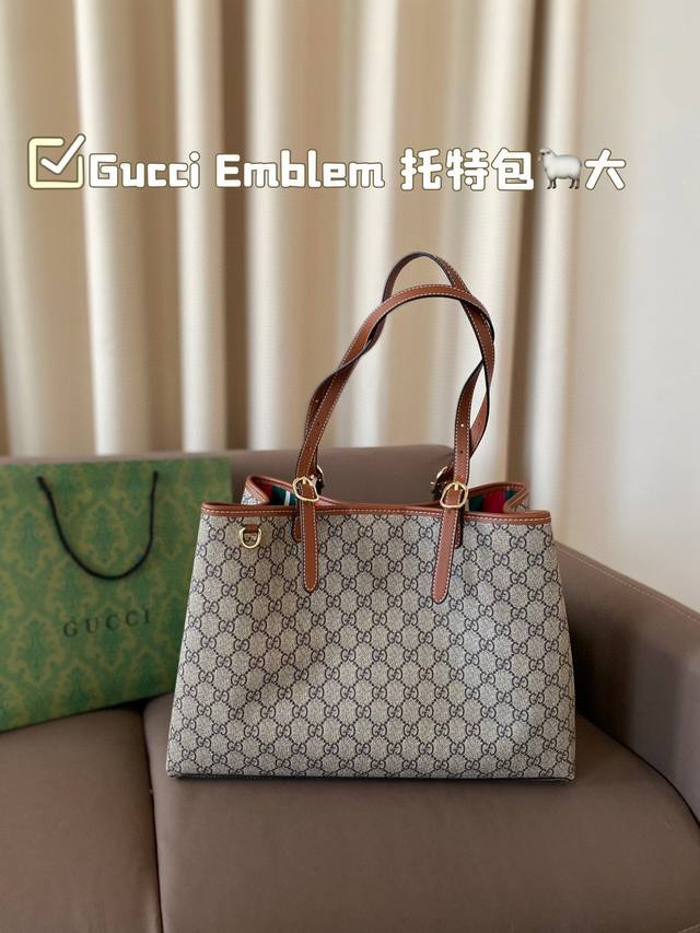 大号 Gucci Emblem 系列 Tote 新品首发收纳党大爱大包有隔层新款的Emblem首发，这是一款比较大的托特，肩带两侧是可以调节的，内衬是经典的Gu