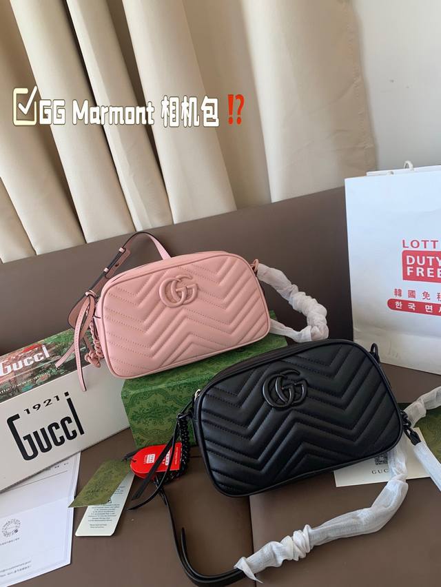 礼盒 Gg Marmont 相机包 系列链带肩背包采用颇具结构感的柔软造型和超大号翻盖封口，配以双 G 金属配件。可滑动链条肩带有多种背法，可在肩背和手提之间自