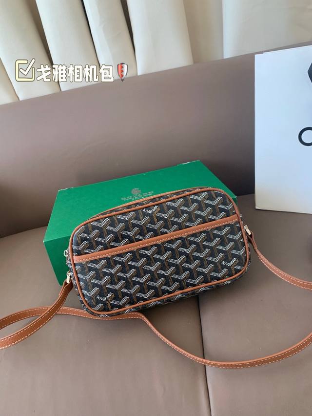 戈雅相机包 属于这个季节的包 完美定制 从头到尾全部都是客订哦！ 尺寸24*13 折叠盒