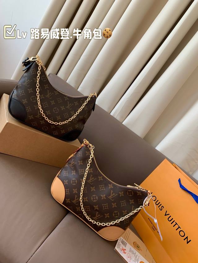 配飞机盒. Lv 路易威登.牛角包 超级舒适又好看 真的很好背 搭配什么风格都可 爆款到不能更爆的牛角包专柜原版面料 非常高级 搭配原版Lv专属里衬 尺寸： 2