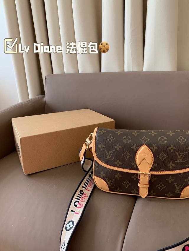 配盒 芯片版钢五金 Size：25*17Cm 原单品质 Lv Diane 法棍手袋 定制老花面料搭配深色树膏皮 原版刺绣肩带 配置 两条肩带 ~ 今天的快乐是法