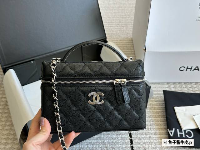 原版牛皮 一Chanel 25C爆款Ip盒子包 运气超级好~ 包型是L P20的大小非常精致可爱这一季最难买的款产量极少19Cm 折叠盒