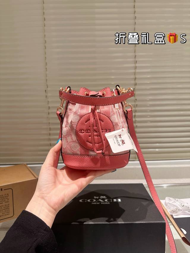 复刻版 牛皮 Coach Dempsey 14 迷你Mini水桶包 抽绳设计开合 可手提可斜挎 一长一短两条肩带 可拆卸 尺寸 14*16.5*9Cm 这个包包