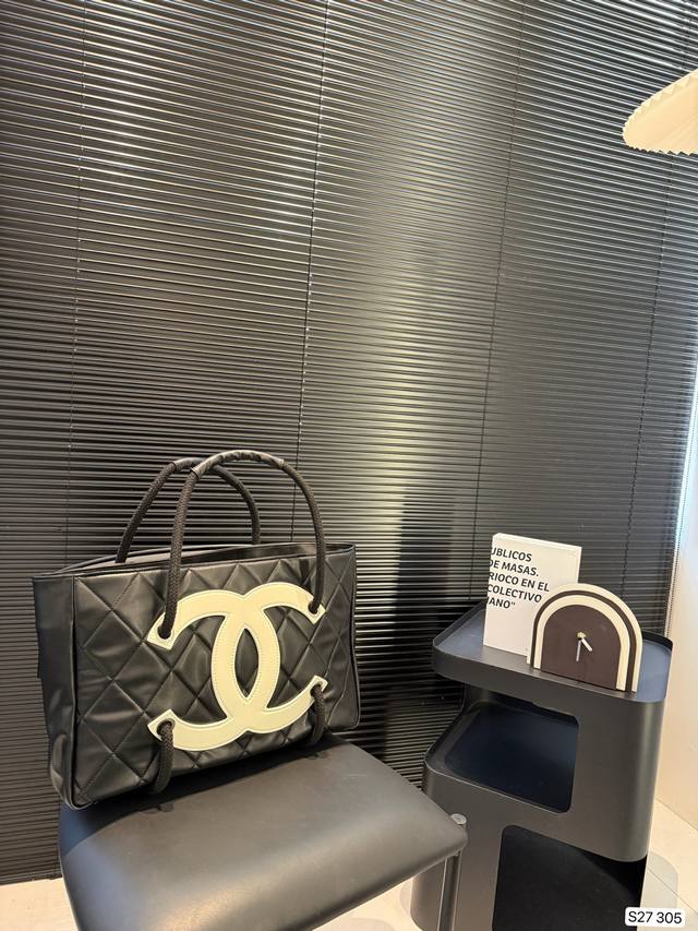 香奈儿托特包 纯皮香奈儿购物袋 高级感满满的Tote配金链条的经典设计，大小刚好.喜欢高级感简单的姐妹一定要留 尺寸：44 27 货号305