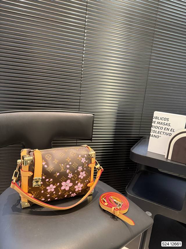 配飞机盒折叠盒子 樱花小箱子 Lv Side Trunk 谷爱凌 软盒子箱子包 新款！是软软的小箱子 很多精致的小细节在里面 大容量又实用又好凹造型 长短肩带随