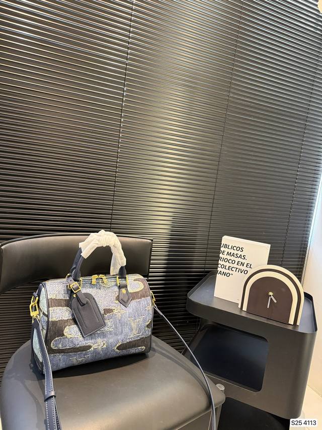 Lv牛仔枕头包 出货啦 手提单肩斜挎款式 宝宝们抓紧来订哈 版型经典不过时 一直深受洋气美妞们喜欢！尺寸：25 18 货号4113