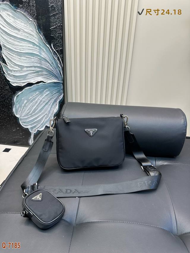 普拉达Prada二合一邮差包一定能爱不释手的邮差包 联名回归的“Prada X Cini Boeri二合一”整体用“再生尼龙”所以背起来轻便 立体容量能放下笔记