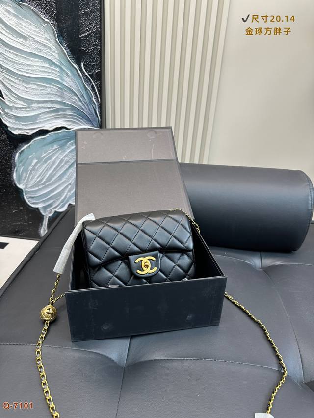 配折叠盒 香奈儿Chanel金球方胖子 一整个就爱上啦简直绝美的一只包包 黑金配色 Yyds！经典永不过时 小巧玲珑又精致 金球随意调节，实现多种背法无论是日常
