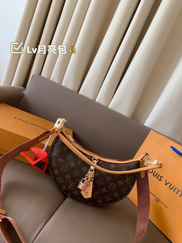 配飞机盒折叠盒子 变码芯片 Lv月亮包 2025 Lv新款宽肩带是救过Lv的命吗 新款月亮包比起老款略胜一筹,新款改良了下不好单手拉拉链弧度,新款会成为下一个爆 配飞机盒折叠盒子 变码芯片 Lv月亮包 2025 Lv新款宽肩带是救过Lv的命吗 新款月亮包比起老款略胜一筹,新款改良了下不好单手拉拉链弧度,新款会成为下一个爆