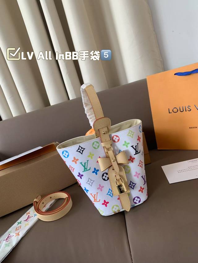 Lv All Inbb手袋为Monogram以标志性挂锁和名牌彰显经典格调。可调节肩带延续品牌制箱传承,皮革肩带增添斜挎和肩背选择。可折叠设计实现廓形的自如收放 Lv All Inbb手袋为Monogram以标志性挂锁和名牌彰显经典格调。可调节肩带延续品牌制箱传承,皮革肩带增添斜挎和肩背选择。可折叠设计实现廓形的自如收放