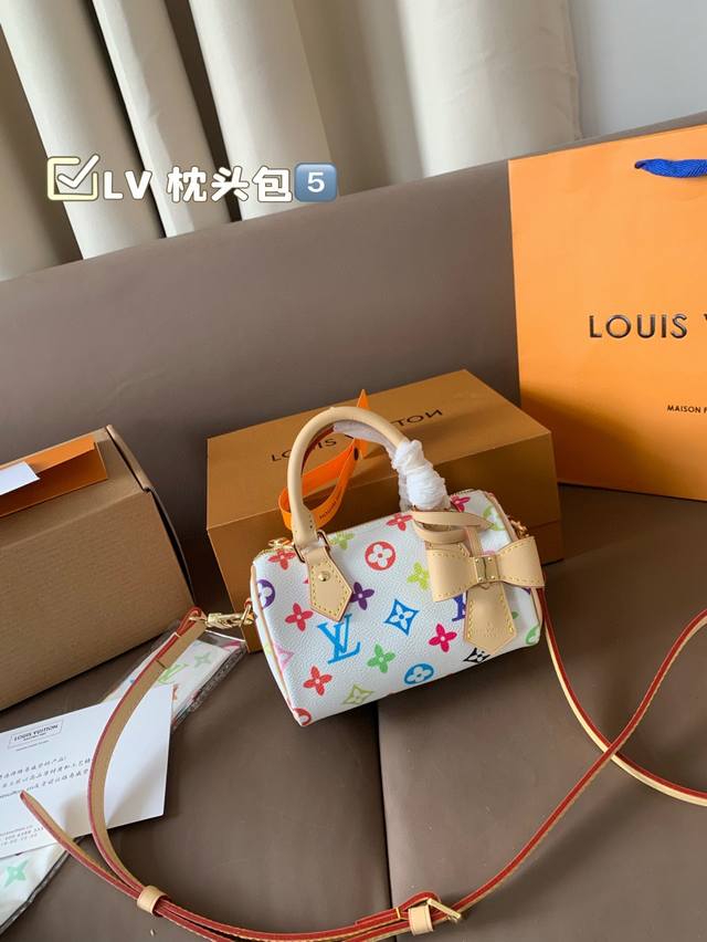 配飞机盒折叠盒子Lv 枕头包 Lv尤物人间白三彩真漂亮啊白三彩系列每一只都值得收藏，又可以搭配俏皮可爱下次想试试洒脱一点穿搭彩色老花 五彩缤纷的少女心满出来这只