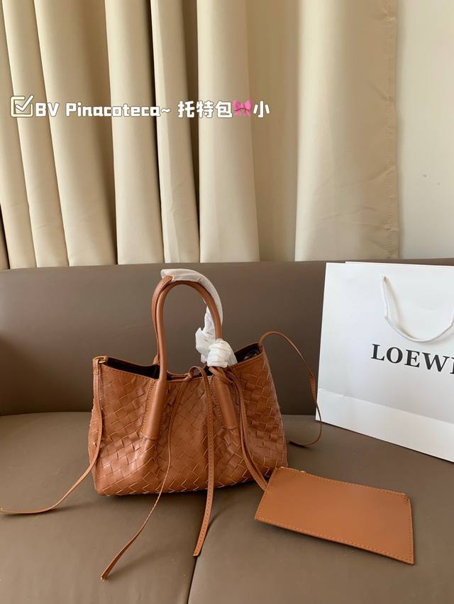 小号 Bv长期主义必入Pinacoteca~ Bv25年新款托特 采用了经典的编织工艺，一包国两用，可翻转。另一 面是光滑的麂皮内衬，可双面使用 超级无敌方便,