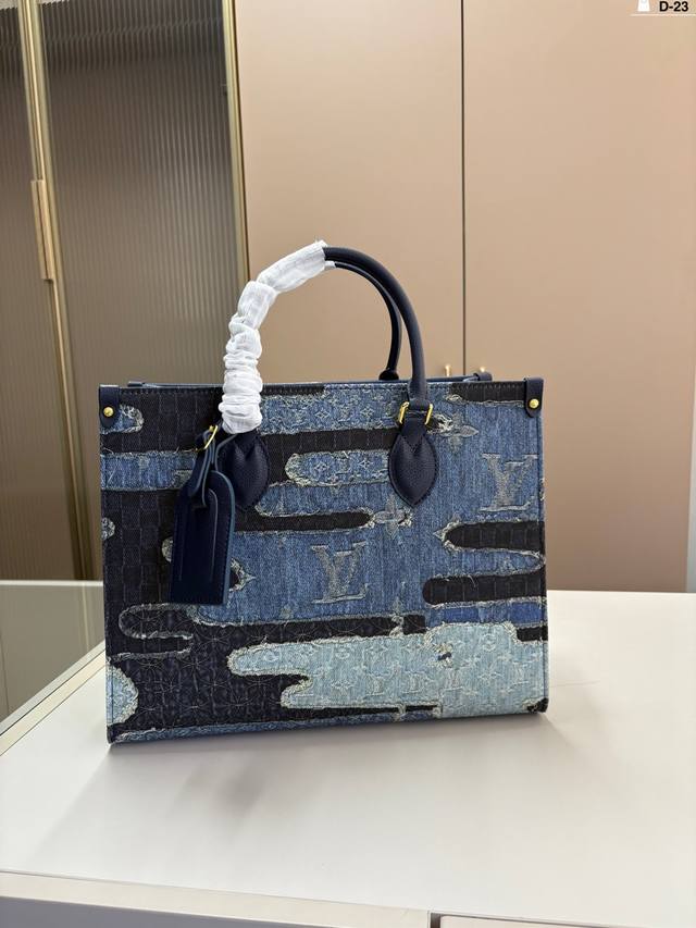 Lv 牛仔托特超火的Tote托特包，日常通勤都非常可会越用越喜欢的一款，值得入手。 D-23尺寸35×28折叠盒