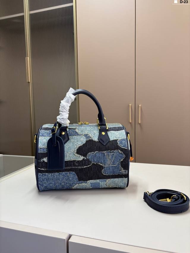 Lv牛仔枕头包 出货啦 手提单肩斜挎款式 宝宝们抓紧来订哈 版型经典不过时 一直深受洋气美妞们喜欢！ D-23尺寸25×18折叠盒