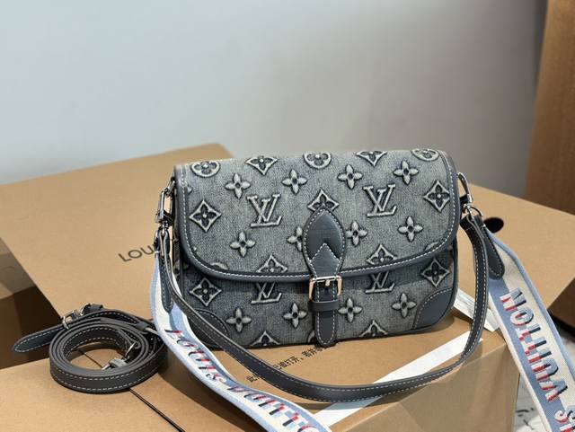 配折叠盒子 Lv爆款王者法棍包-Lv Diane Ivdiane 又名法棍包，老花Monogram和皮拼焦糖色信封一样的包型 近，复古简约， 特别是各种样式的肩