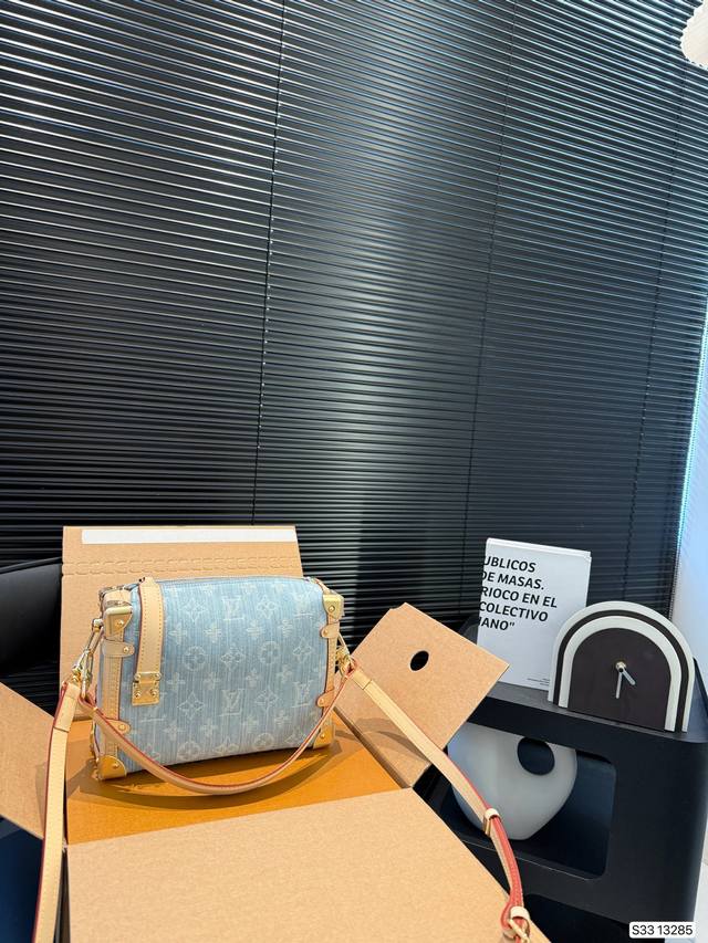 配飞机盒折叠盒子 Lv牛仔小箱子 谷爱凌同款 22春夏秀款 可手提 可斜挎 宽肩带不要太好看！ 尺寸：23 16 货号13285