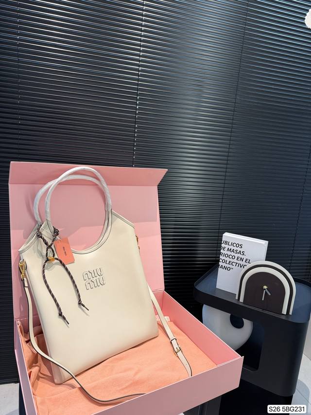 配折叠盒子 缪缪Miumiu 手提包 轻轻松松高级感 包包手感巨好容量也很不赖 简单却又不失华丽 不要觉得会炸眼太高调了什么的 根本不会！ 在你的精简穿搭上简直