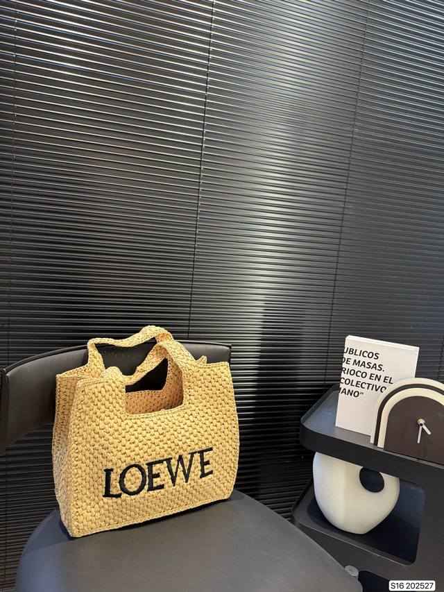 罗意威编织托特包 Paulas's 1Biza 夏日海岛系列推出了草编托特包包巧妙融合了托特的商务之前线条和草编的夏日风情,加上Loewe粗体大Logo 真的很 罗意威编织托特包 Paulas's 1Biza 夏日海岛系列推出了草编托特包包巧妙融合了托特的商务之前线条和草编的夏日风情,加上Loewe粗体大Logo 真的很