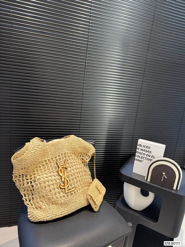 圣罗兰编织托特包，简单搭配的包袋，非常大气。搭配衣服也是毫无难度。尺寸：40 41 货号80111