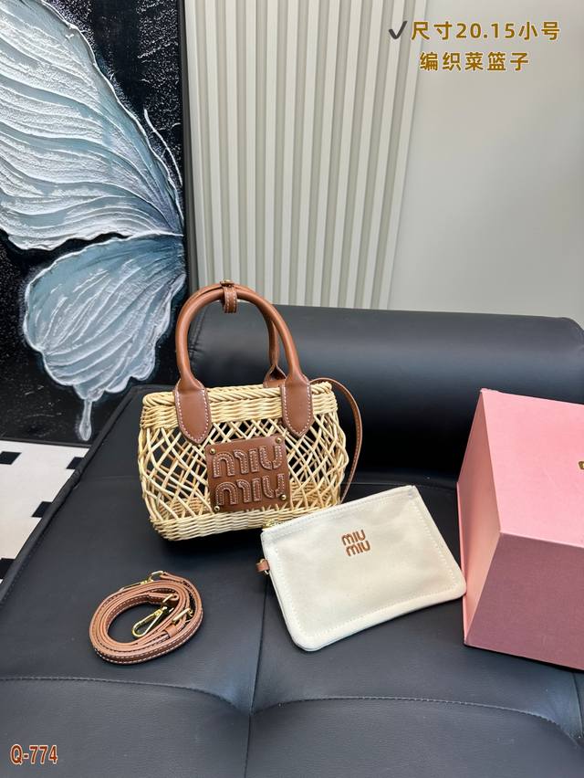 配折叠盒 缪缪Miumiu夏日田园度假风编织镂空菜篮子终于来啦！特别的藤编弧型设计使得包型非常新颖别致又立体有型，这竹编可得把师傅们折腾得看到竹编都怕啦台真的复