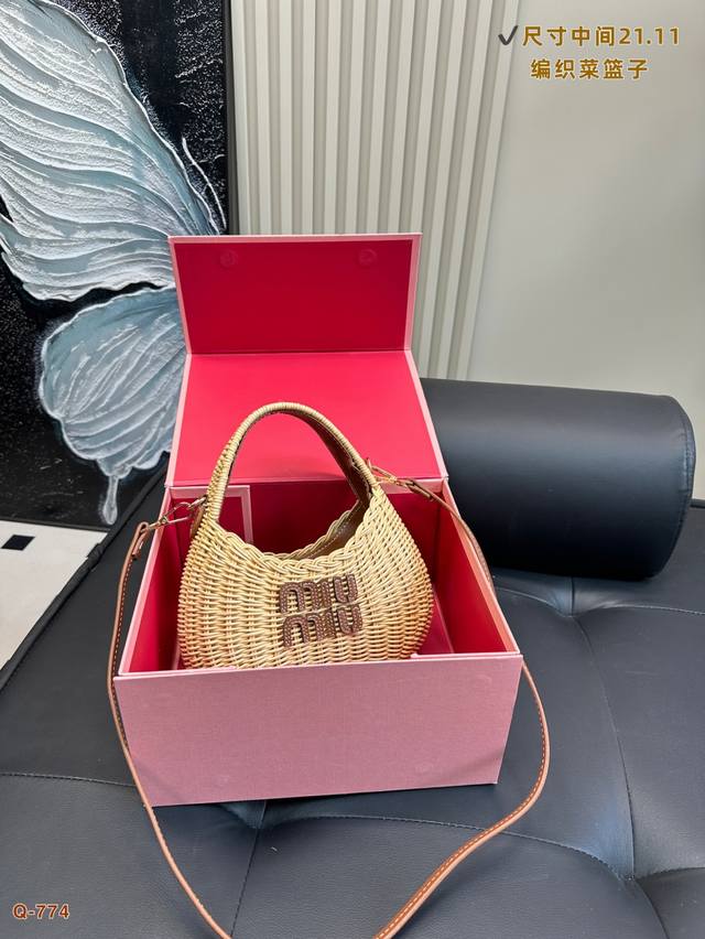 配折叠盒 Miumiu 缪缪 编织 菜篮子 手提包 菜篮子夏日新款 Wander 真的爱了 皮质与藤编的结合，真的有度假的氛围了尺寸：中间21.11